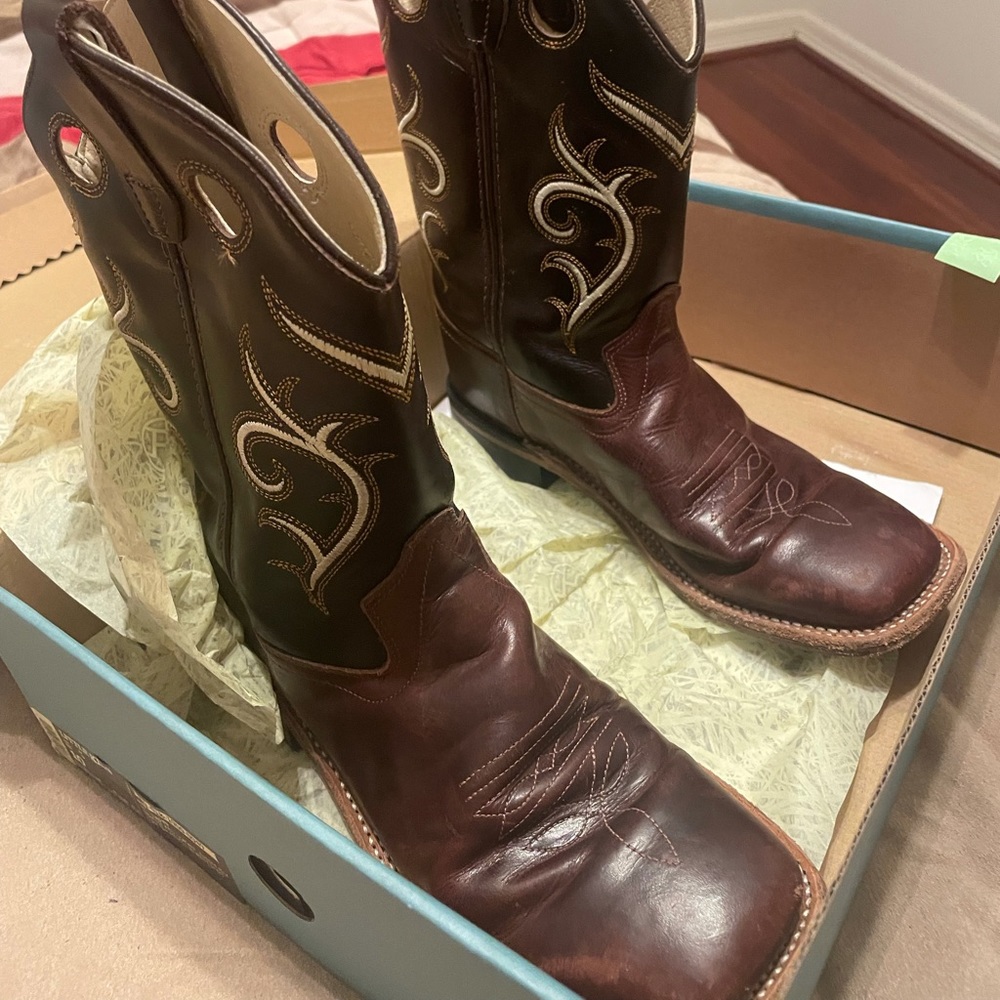 Little Kids Sz10 Brown  leather boot.used only once Slight scratches near sole